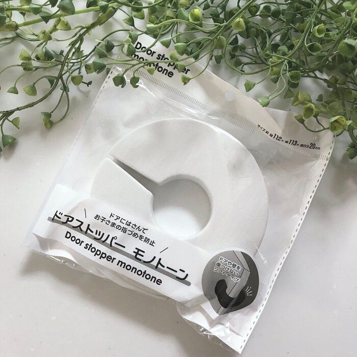湿気予防に大活躍！100均のドアストッパー