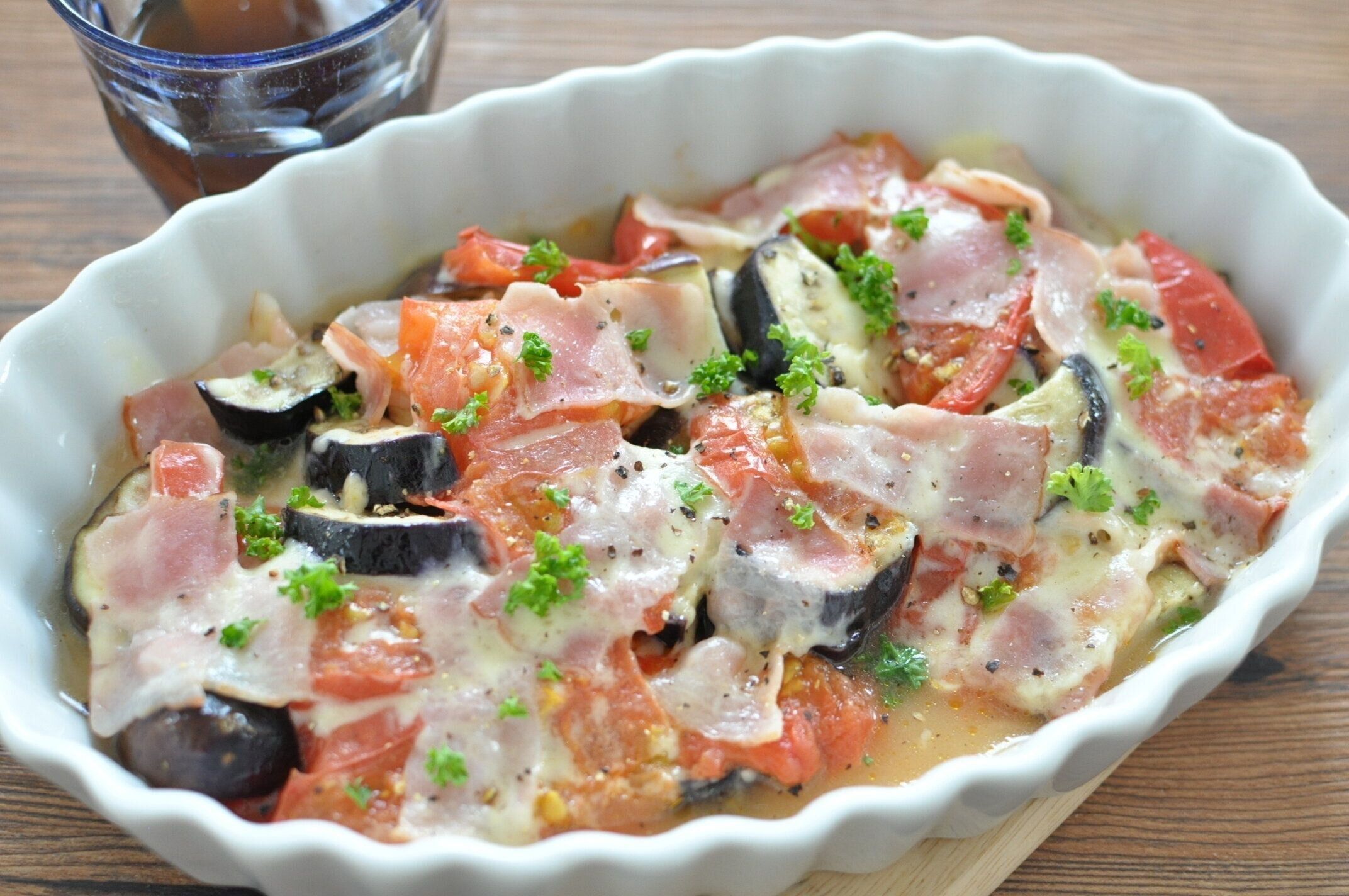 レンジで5分【なすトマベーコンチーズ焼き】切って並べてレンチンするだけの簡単おかずレシピ