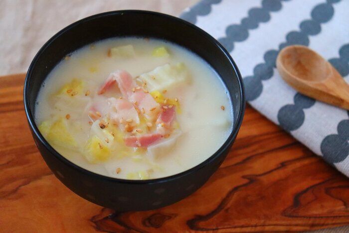寝坊した日にも5分でぱぱっと作れる！「白菜とベーコンのポカポカ豆乳スープ」