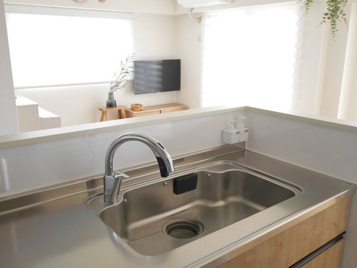 キッチンの綺麗が続く！100均で買える『浮かせる収納』おすすめグッズ3選