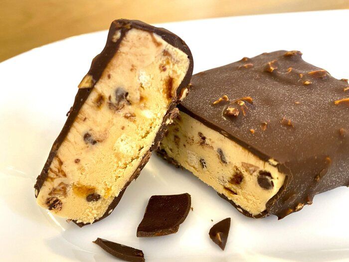 【セブン】パリっと食感がめちゃ楽しい！チョコ好きは食べてみて！『N.Y.C.SAND』監修のご褒美アイス