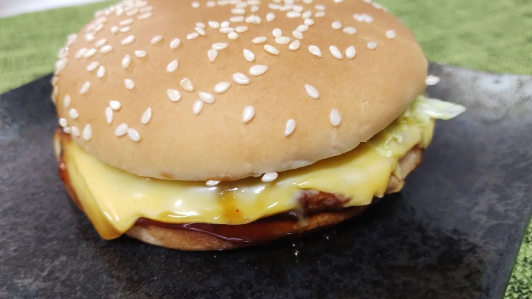 【マクドナルド】大人が恋するてりやきの「旨辛チーズてりやき」は甘さと辛味のバランスが絶妙！やみつきになる美味しさ