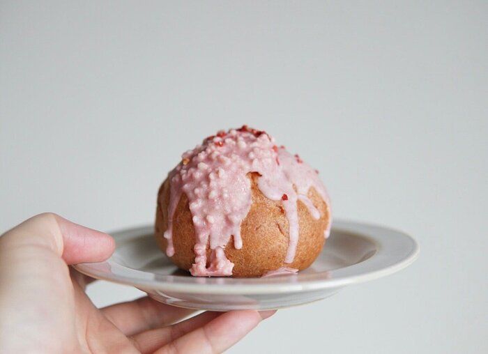 【ローソン】ご当地生カスタードシュー｢お客様評価No.1｣、クリームを増量して登場「栃木とちおとめ苺の生カスタードシュークリーム」