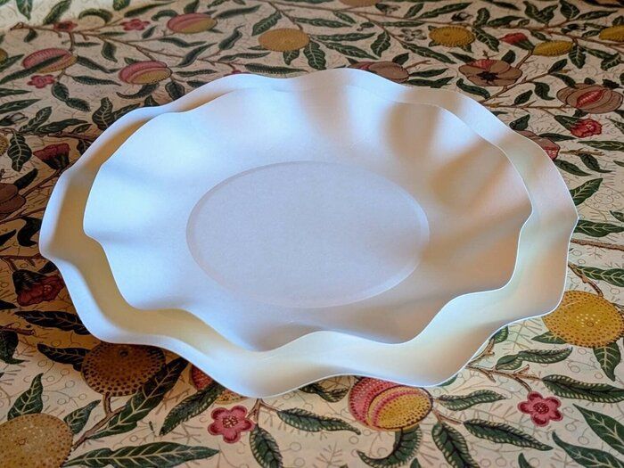 【セリア】ママ友大絶賛！“高見えウェーブがうれしい“常備しておきたい「紙皿」