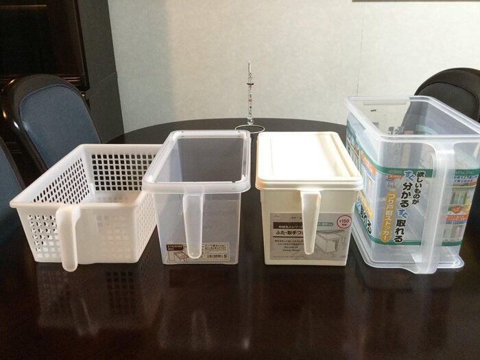 すぐ手に入ってすぐ使える　高い場所には取っ手付きの収納ケース