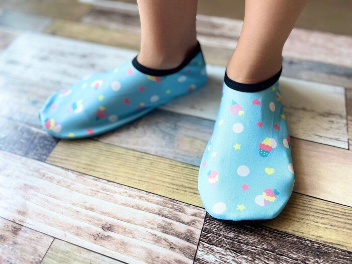 ダイソーにあったんだ！海や川にピッタリの子ども用の水遊びシューズが便利！