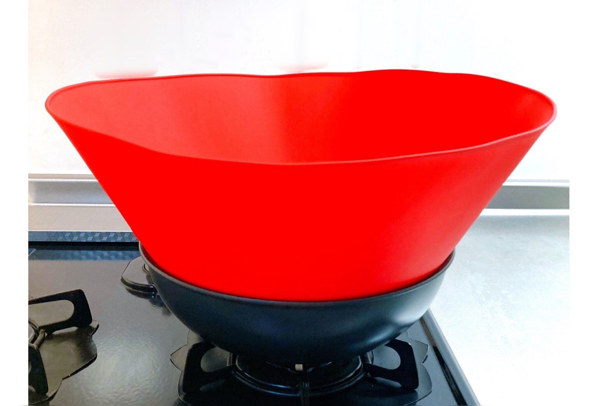 【キッチン】新時代到来？360度ブロックするコンロを汚さない新型の「油はねガード」