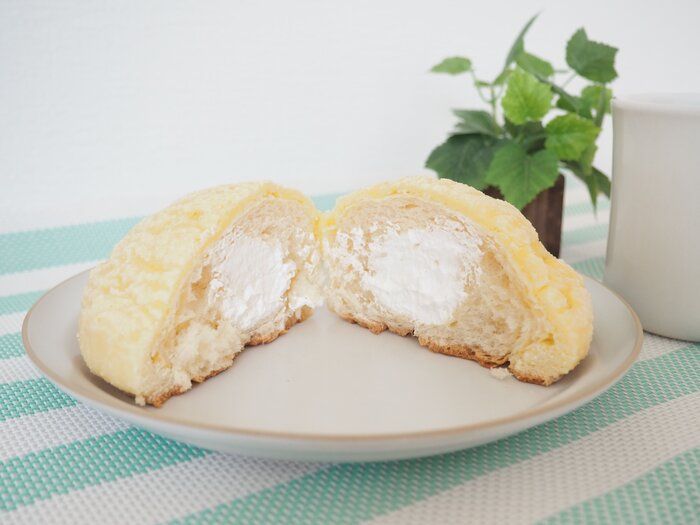 【ミニストップ】たっぷりクリームがうれしい！ふわふわホイップメロンパンは食べ応え十分！
