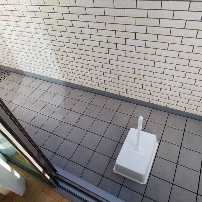 【雨上がりのモヤリを解決！】ベランダサンダルを雨から守る収納術！