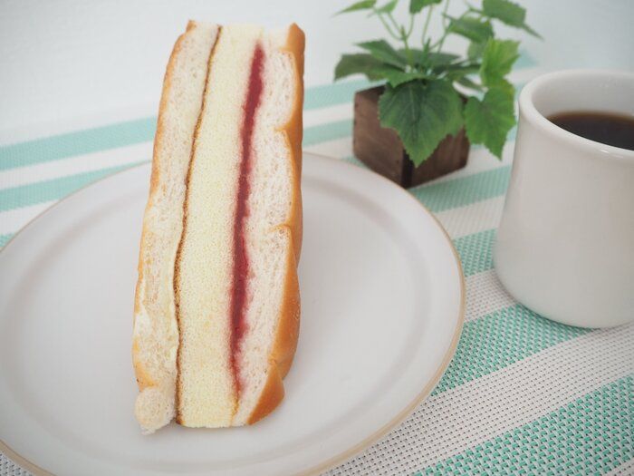 【ミニストップ】無骨な見た目にだまされるな！三角ケーキサンド（苺ジャム＆マーガリン）は工夫が光るジャムサンド
