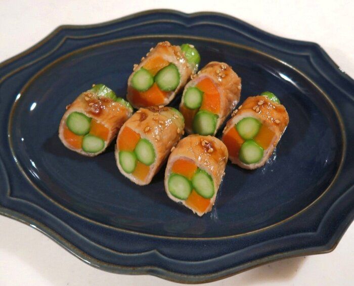【旬食材】彩りあざやか！「アスパラとにんじんの肉巻き」のつくり方