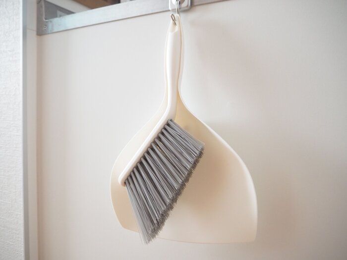 【ダイソー】使いづらさのストレスなし！チリトリブラシセットの技ありな仕様のおかげでゴミをしっかり集められた！