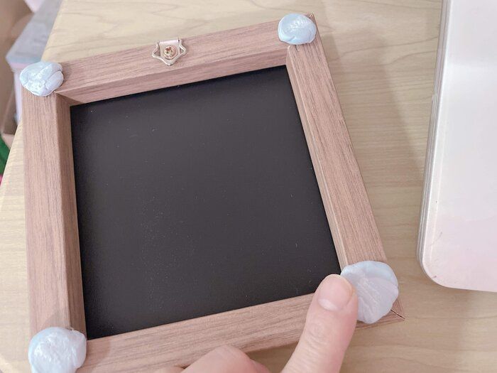 賃貸住み歓喜！壁に穴を開けずにフレームや写真を飾れるグッズを発見