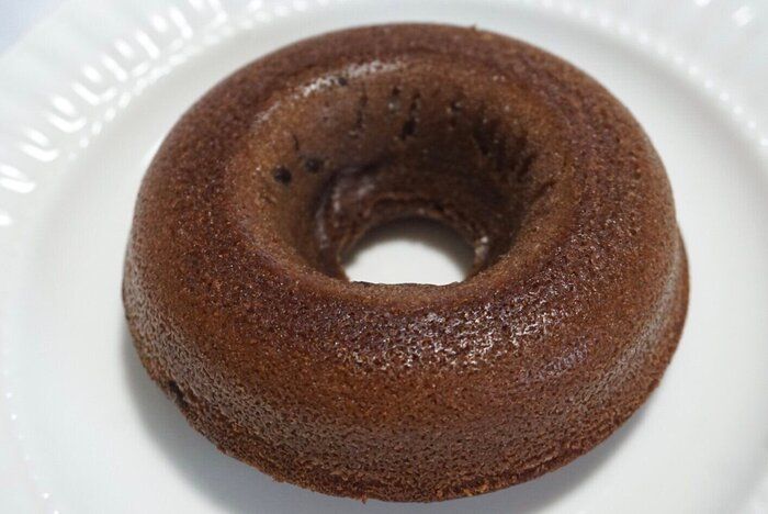 【セブン】しっとり食感に胸打たれた！チョコがぎゅぎゅっとつまった新作スイーツ登場