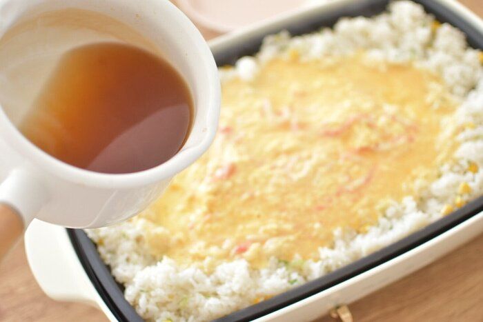 寒い日のご飯はホットプレートにおまかせ！"かに玉＆チャーハン"の作りかた