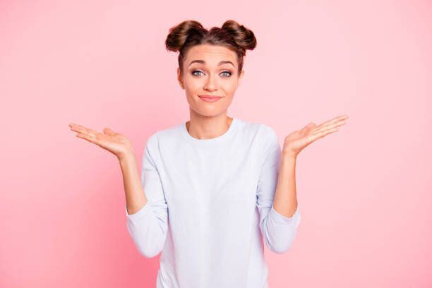きれいなかわいい魅力的な愛きょうのある素敵な面白い陽気な陽気な女の子の理由を知っているいないを示す肖像画何人ピンクのパステル調の背景を考えジェスチャー分離ないとき