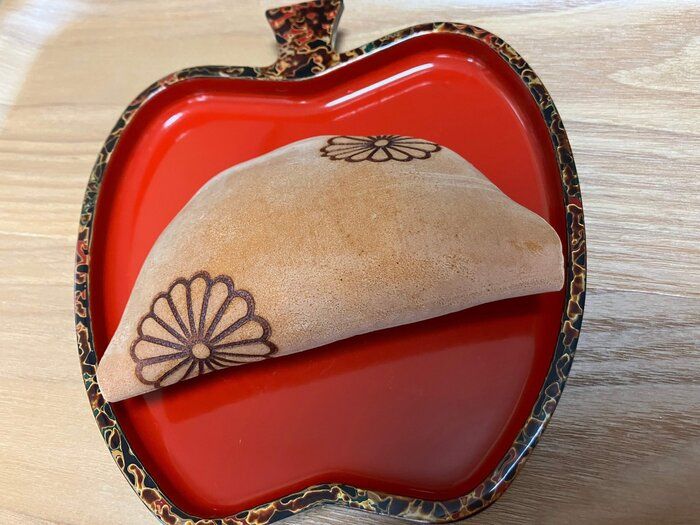 貴重な”御紋菓のどら焼き”を頂いたのでのでご紹介