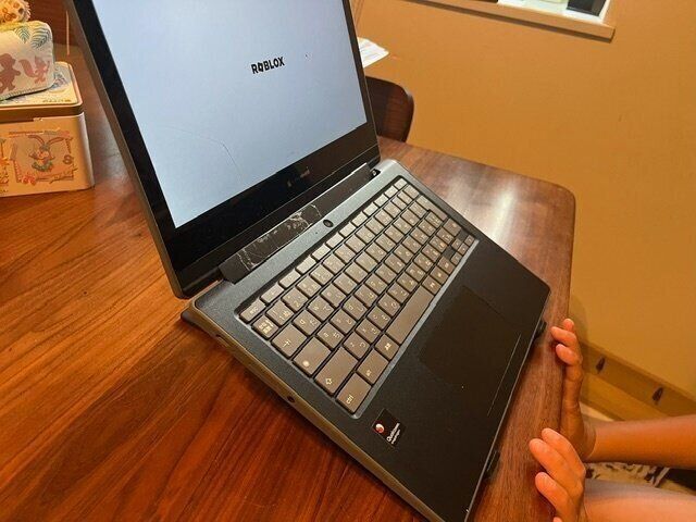 【3COINS】画面を見やすい角度に自由に変えられる。ノートパソコンスタンドが使える！