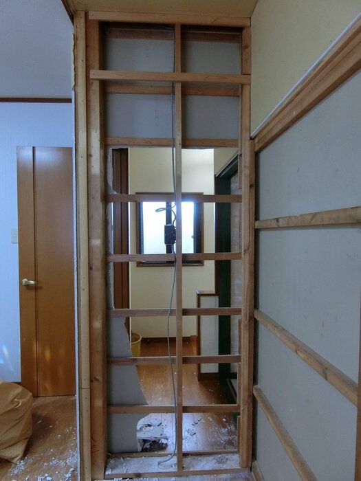 【DIY】クローゼットを子ども部屋にする：叩いてはがして引っこ抜いて、壁をぶち抜いて