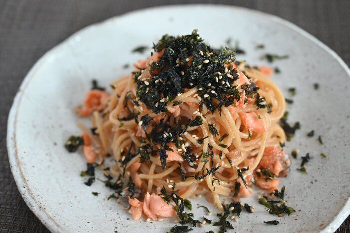 鮭のおいしい季節がやってくる♪アンチエイジング効果有り！ただ焼くだけじゃもったいない！「塩鮭の和風パスタ」レシピ