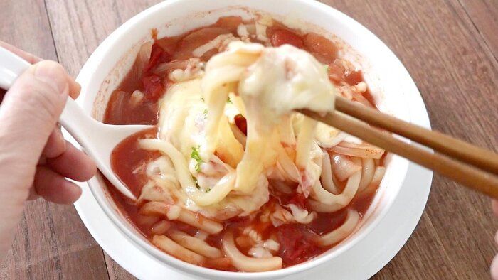 レンジ1発でできるうどんレシピ２選！驚きのチーズが伸びるアレンジも「簡単すぎるのに美味しすぎ」