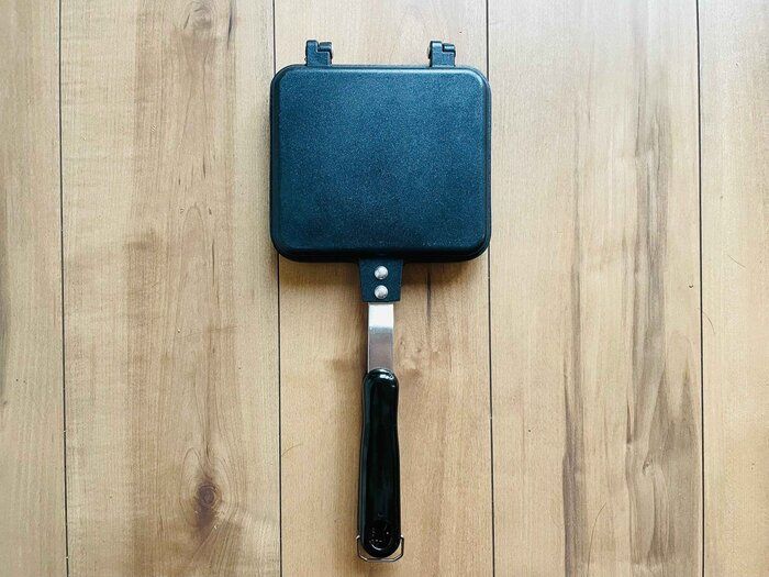 【ダイソー】おうちでキャンプで大活躍！1台は持っておきたい「ホットサンドメーカー」