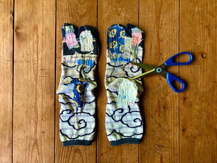 ハサミがあれば秒で完成！【穴あき靴下】を冬に大活躍の○○にリメイク