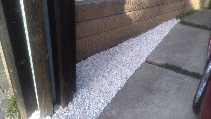 今がチャンス！土がむき出しで雑草だらけのスペースに対策をしてみました