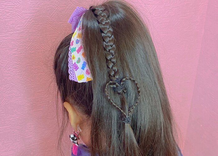 ポニーテールにハートチャーム風アレンジ！