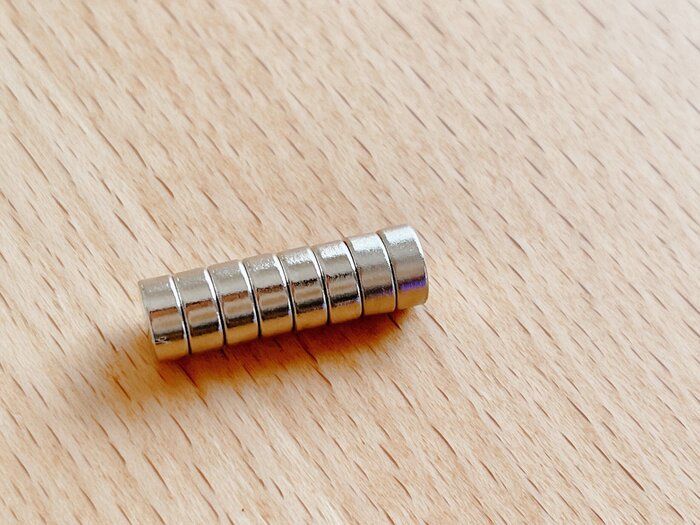 【100均】小物を浮かすのに大活躍！壁面収納に使える超強力マグネットミニ