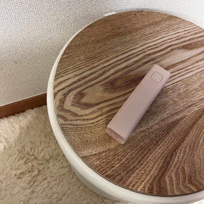 【3COINS】持ち運びに便利！かわいいカラーのスティックモバイルバッテリー 