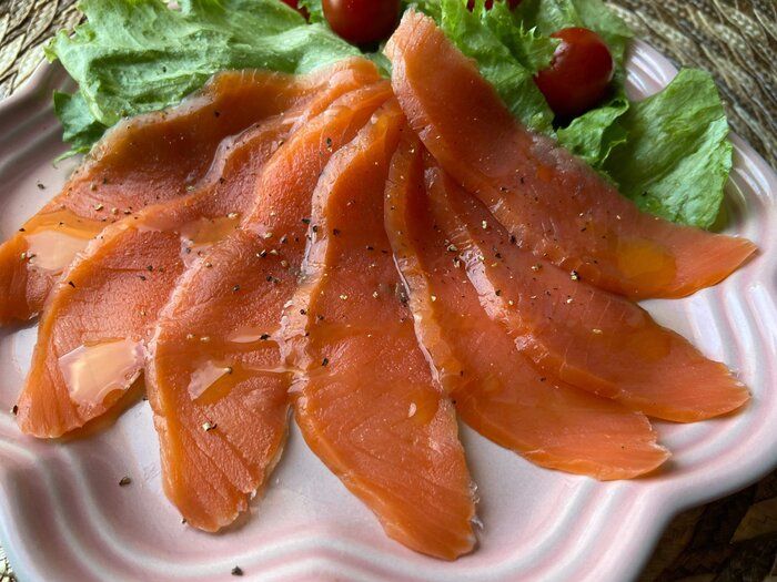 【成城石井】テレビでも話題の売れ筋商品「スモークサーモン」が肉厚で絶品！