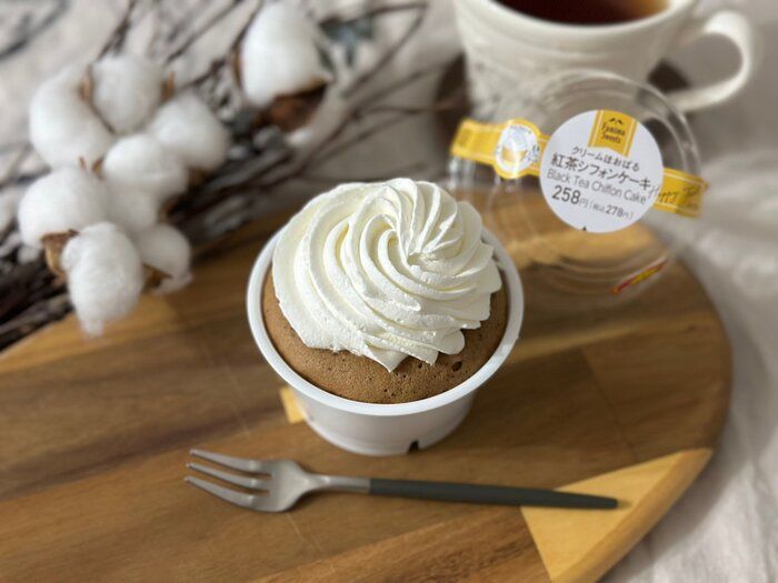  【ファミマ新商品】隠し味が絶妙！「クリームほおばる紅茶シフォンケーキ」