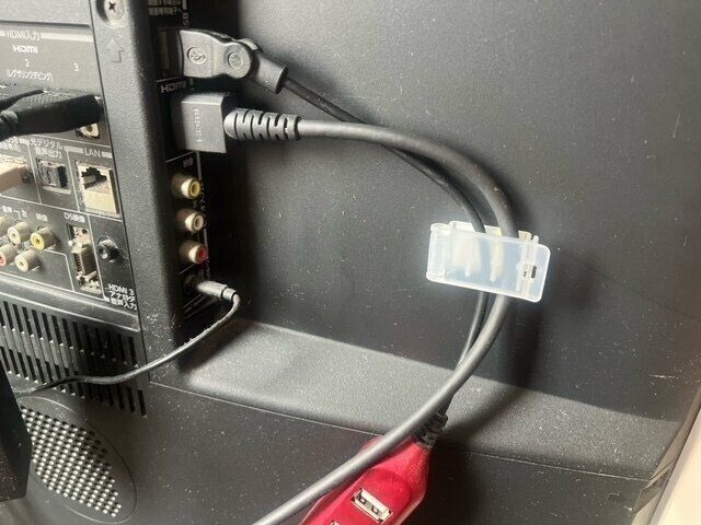 【セリア】クリップ式で脱着しやすいコードクリップでテレビの裏がスッキリ！