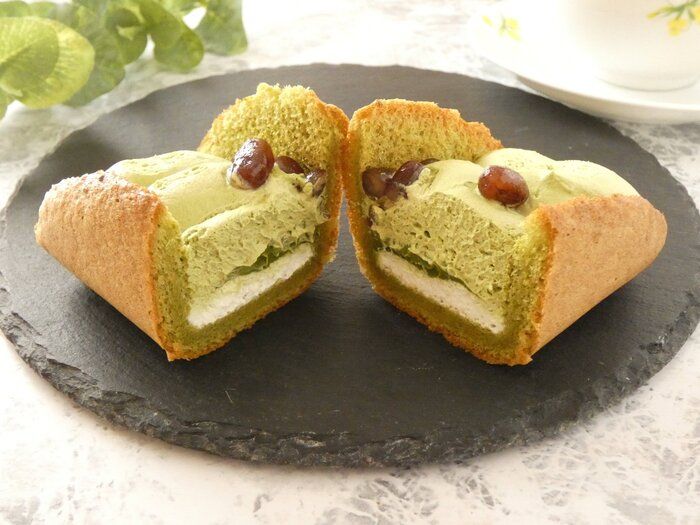 【ファミマ】人気スイーツの新作！「ふわふわケーキオムレット 宇治抹茶」は極ふわ濃厚な贅沢抹茶スイーツ