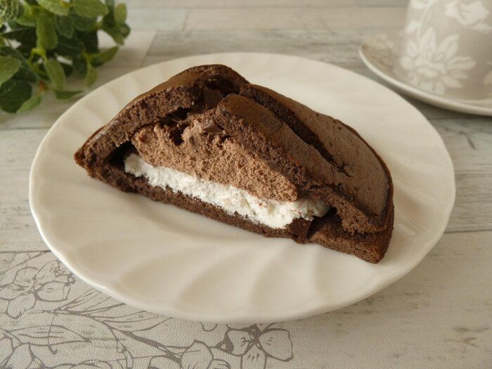 【ファミマ】たっぷりクリームがたまらない！新作「ダブルクリームサンド（生チョコクリーム&ホイップ）」は幸せ気分の贅沢スイーツ