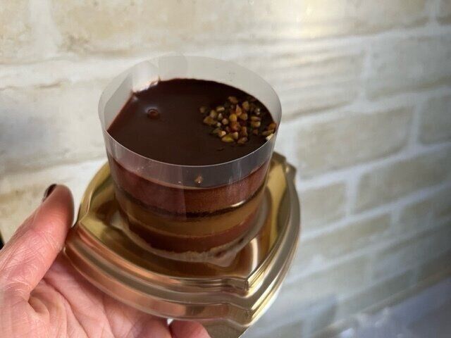【ファミマ】コーヒー香るショコラケーキ！コンビニスイーツとは思えない高級感！！
