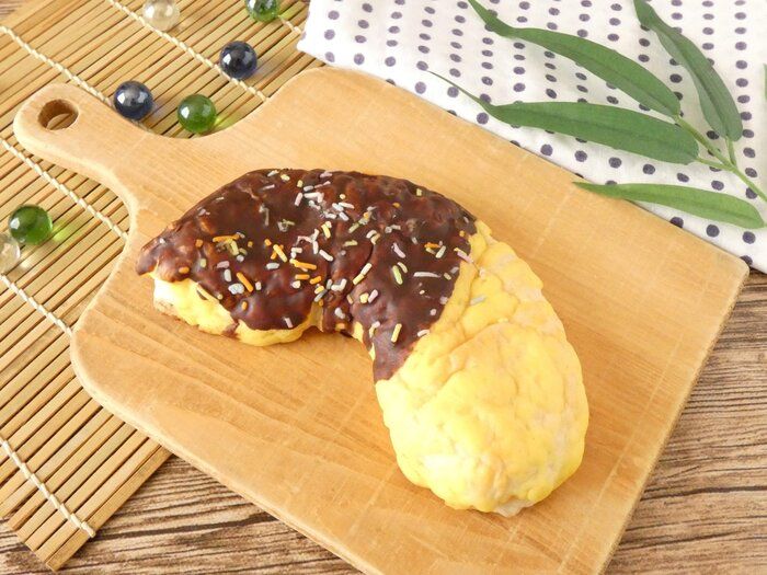 【ファミマ】夏祭り気分が楽しめる！「チョコバナナみたいなパン」は本物そっくりなスイーツパン