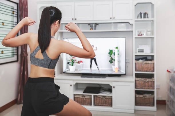 フィットアジアの女性トレーニングフィットネス運動スポーツワークアウトオンラインクラス自宅からテレビで