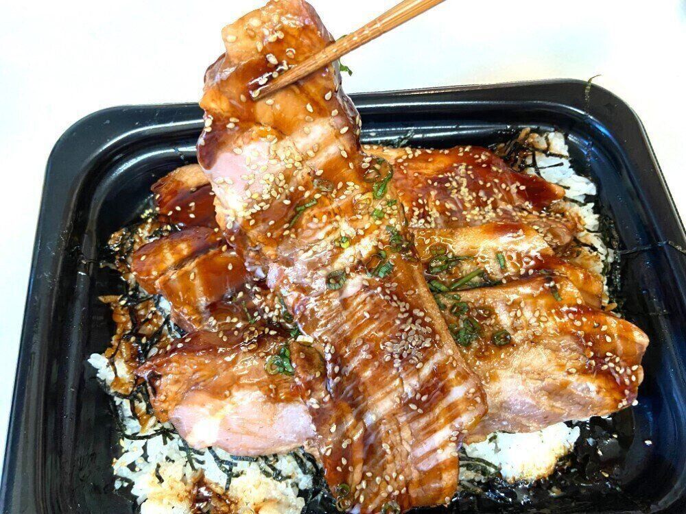 【ロピア】大迫力のMEGAチャーシュー飯がすごい！肉が分厚く圧倒的なボリューム感でコスパも◎！
