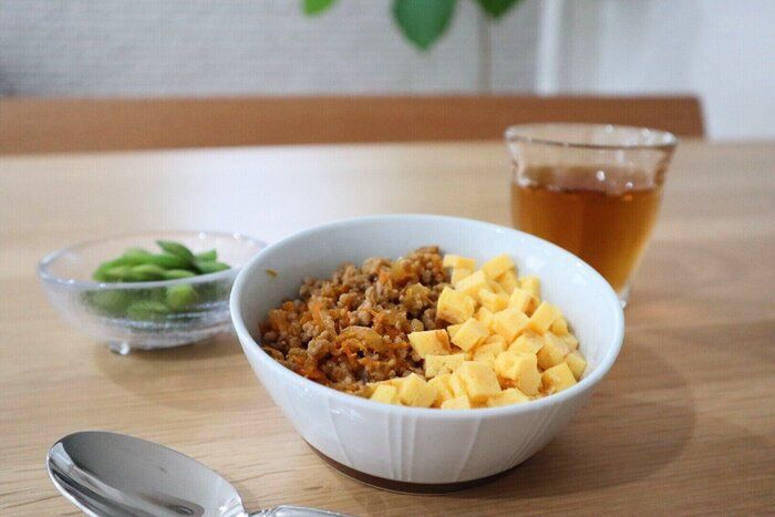 夏は丼物でラクするに限る！1品でもしっかり栄養が取れるそぼろ丼レシピ