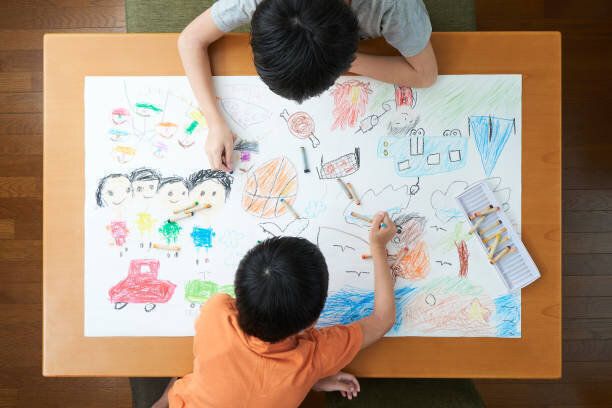 外で何をしたいのかを説明する子供たち
