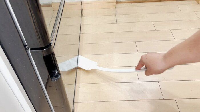 【動かさずにOK】冷蔵庫下がスッとキレイに！ラクする掃除アイデア