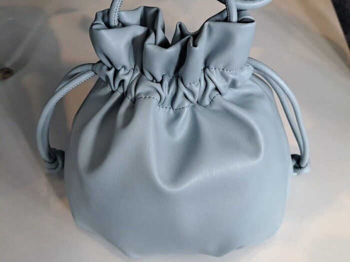 コスパ最強【ワークマン】コロンとしたフォルム！ソフトPUレザー巾着ショルダーバッグ