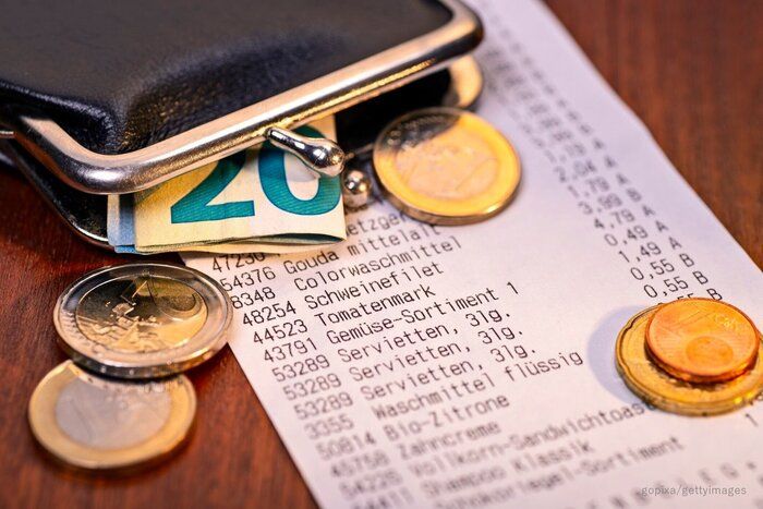 いつもお財布に レシートが たまっちゃってパンパン…どうしたらいいの？