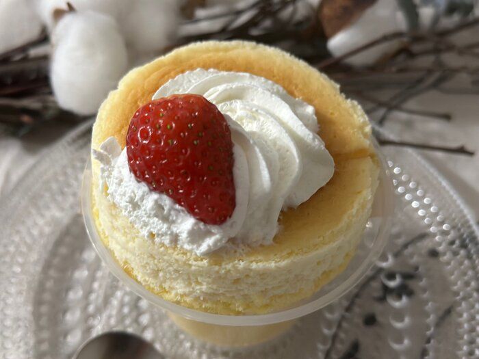 【ファミマ新商品】大人気の「スフレ・プリン」に苺とホイップをトッピングしたスペシャルバージョンが登場！