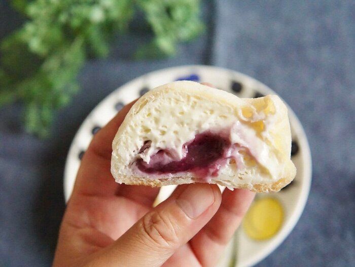 【ローソン】レアチーズとベリーの甘酸っぱさをとろーりクリームで味わう「ホボクリムほぼほぼクリームのシュー（レアチーズ＆ベリー）」