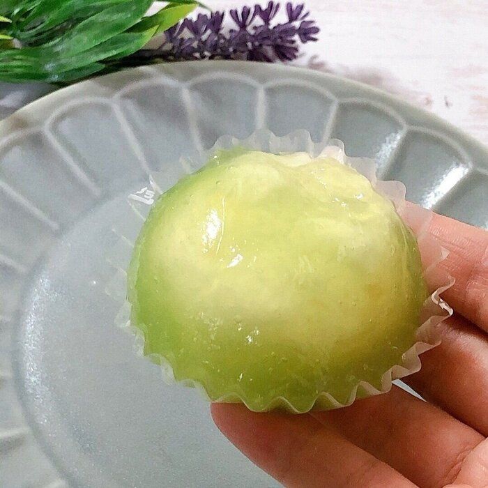 【ローソン】ぷるとろん新食感！レトロなメロンソーダ味の進化系わらび餅スイーツ