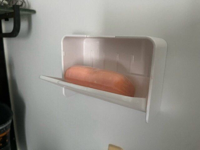 【ダイソー】壁に簡単にピタッとくっつく。もう水浸しにならないカバー付きソープホルダー