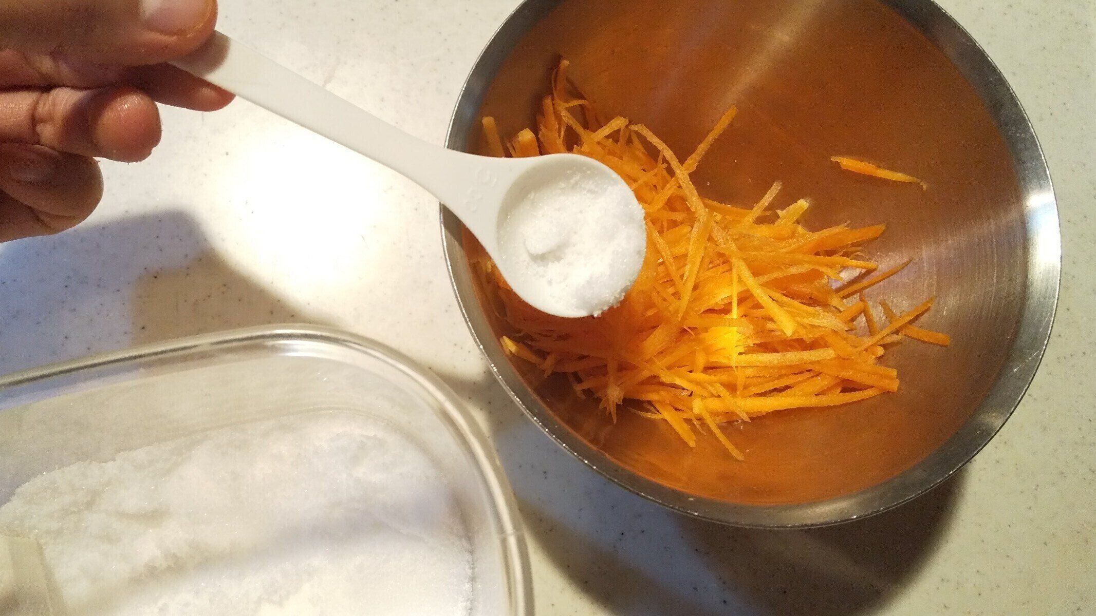 野菜に「砂糖」を振っても、料理はおいしくなる！塩もみとは違う魅力とは？